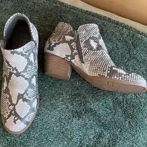 🔷Fergie snakeskin print booties🔷